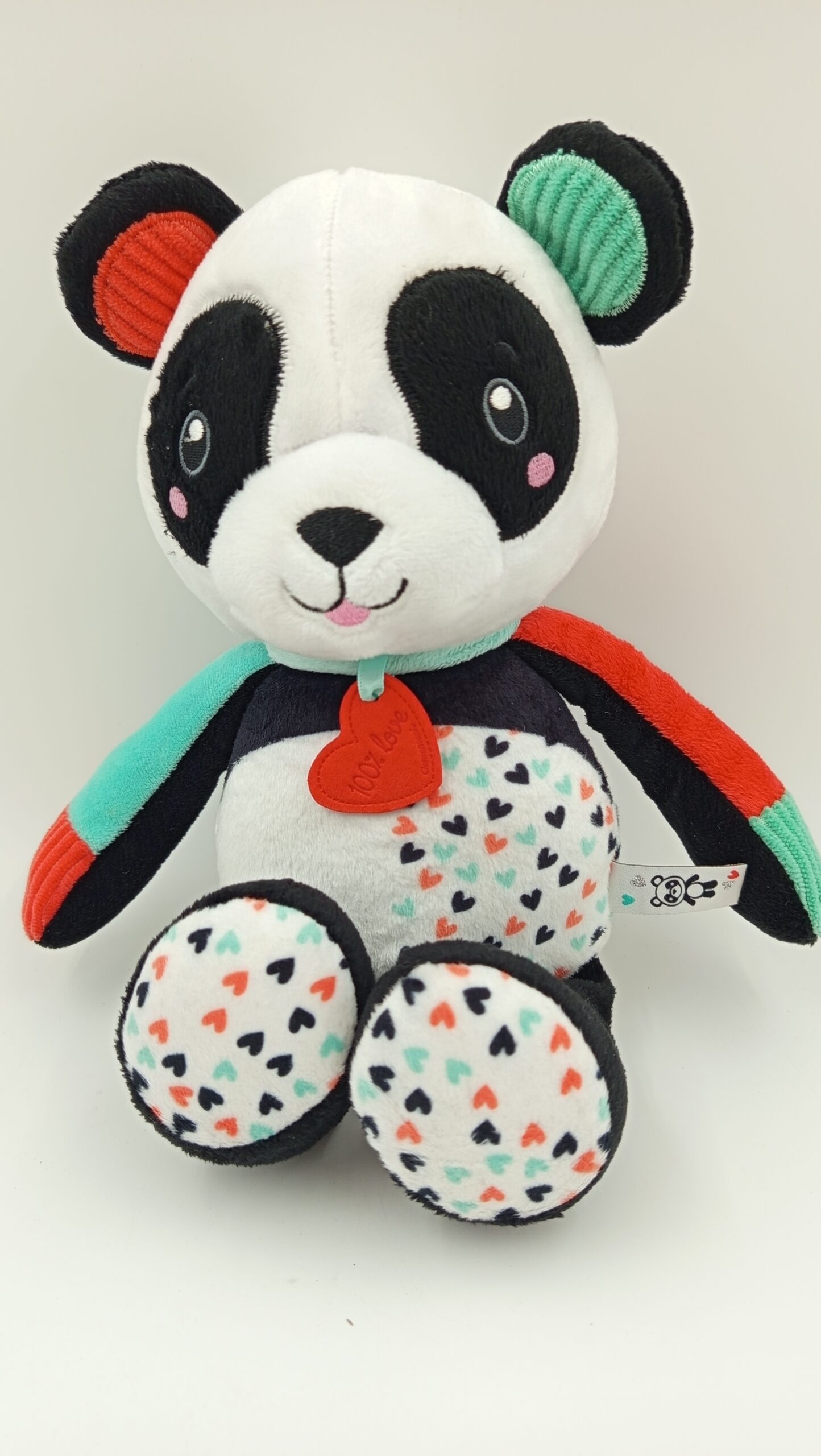 maskotka-sensoryczna.jpg Pluszowa panda dla niemowląt maskotka sensoryczna z kolorowymi elementami i serduszkami