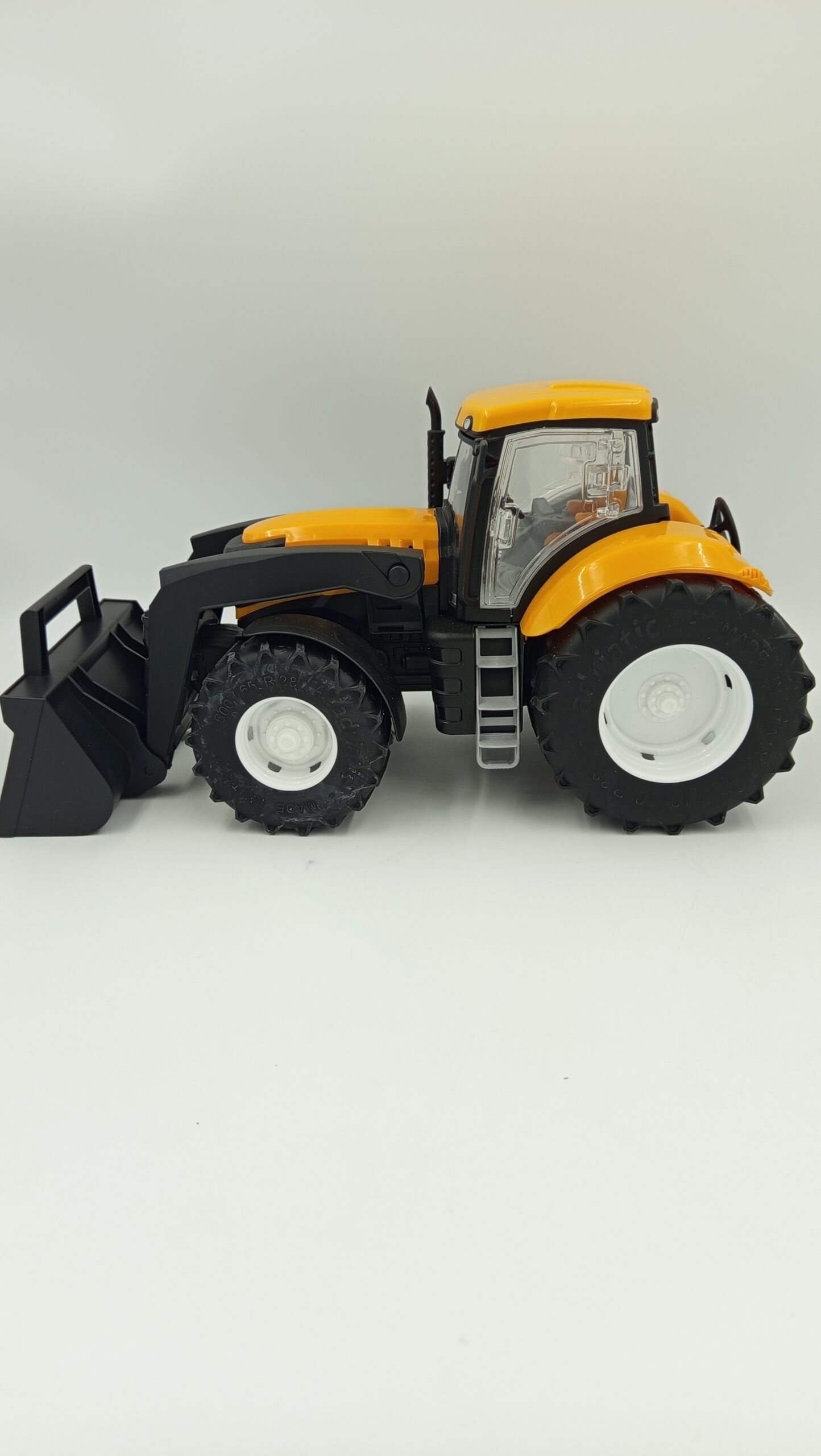 traktor z ładowaczem adriatyk