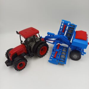 Czerwony Traktor z Agregatem Uprawowo-Siewnym – Raj28