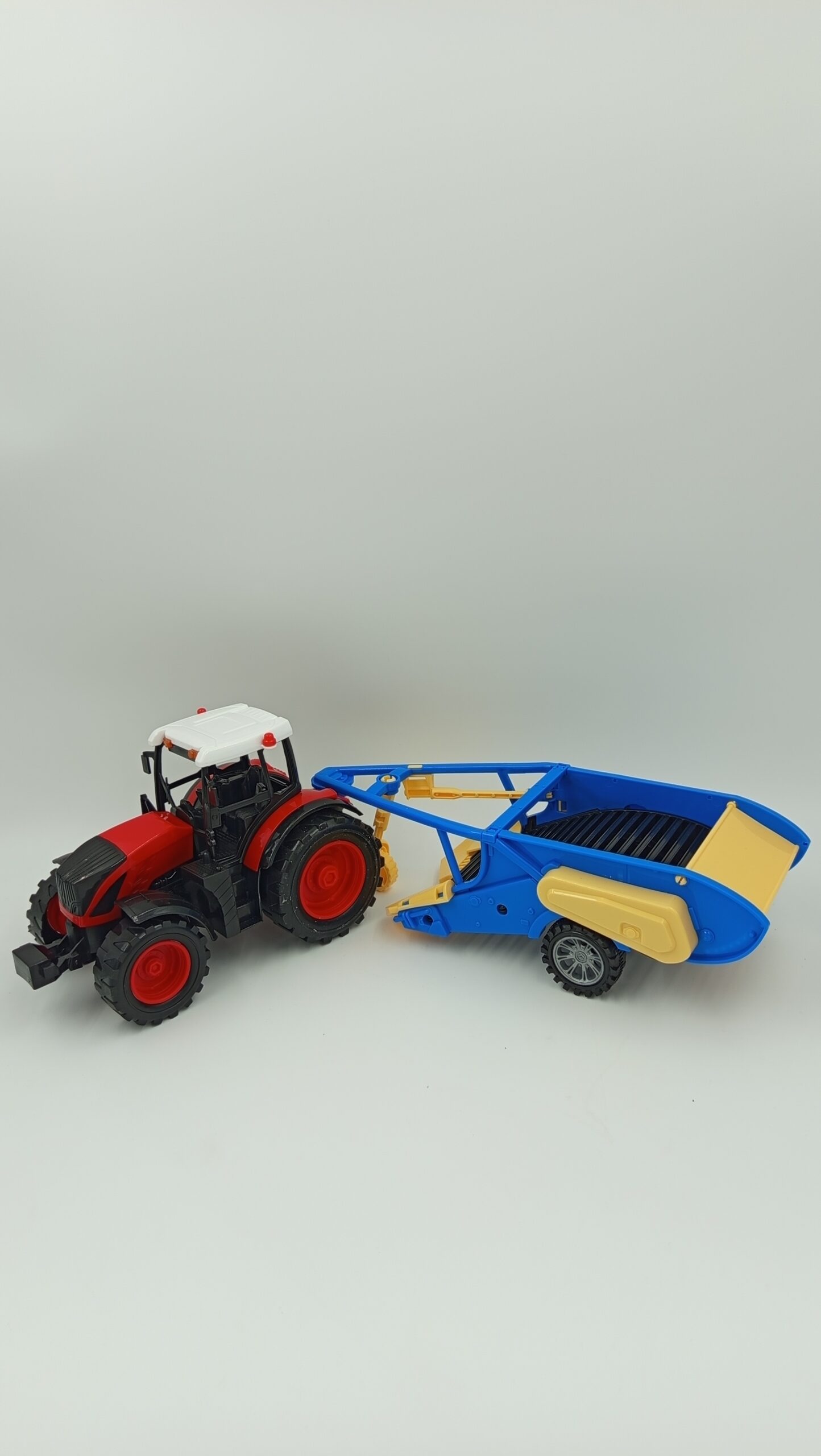 Czerwony traktor zabawkowy z retro kopaczką do ziemniaków dla dzieci