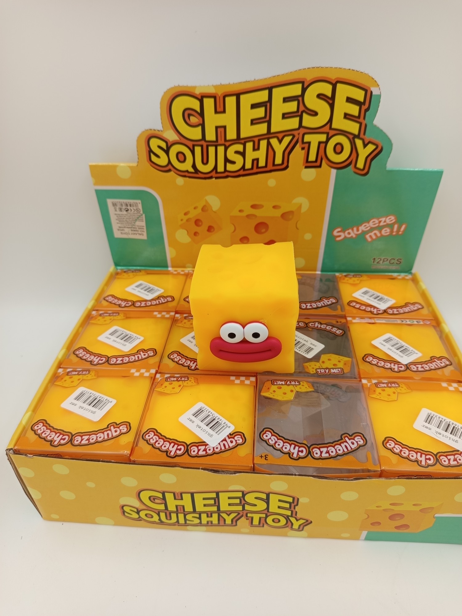 gniotek ser z buźką czerwone usta squeeze cheese w pudełku
