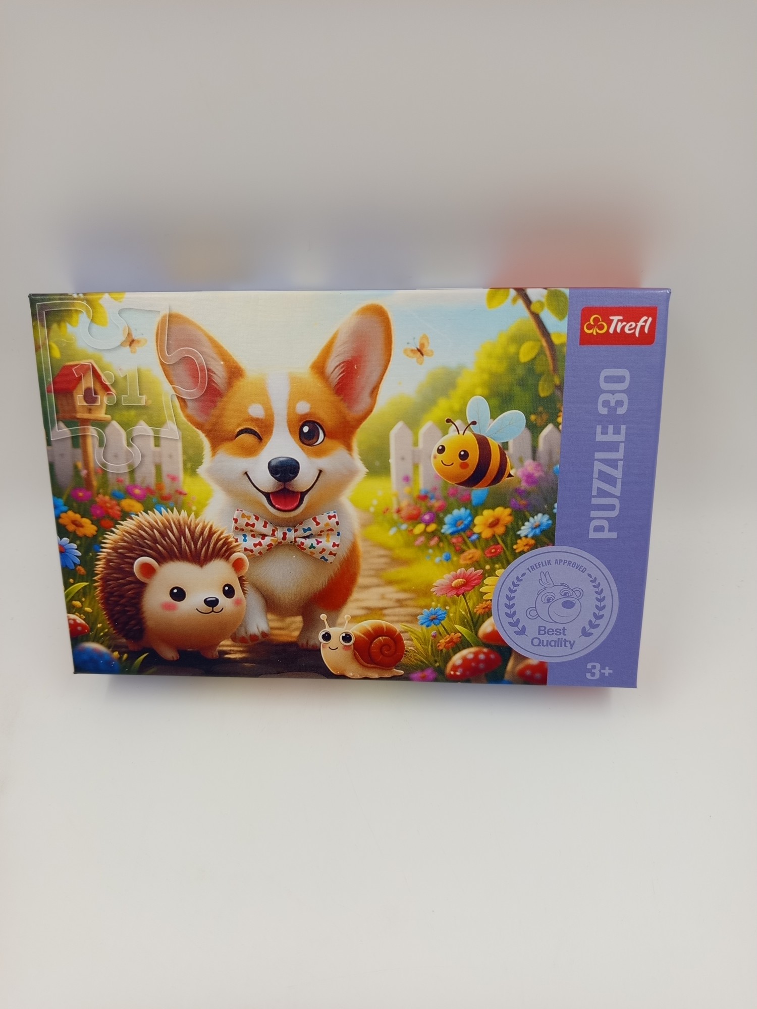 puzzle zwierzątka Trefl 30 elementów – piesek corgi z muszką i jeżyk w ogrodzie