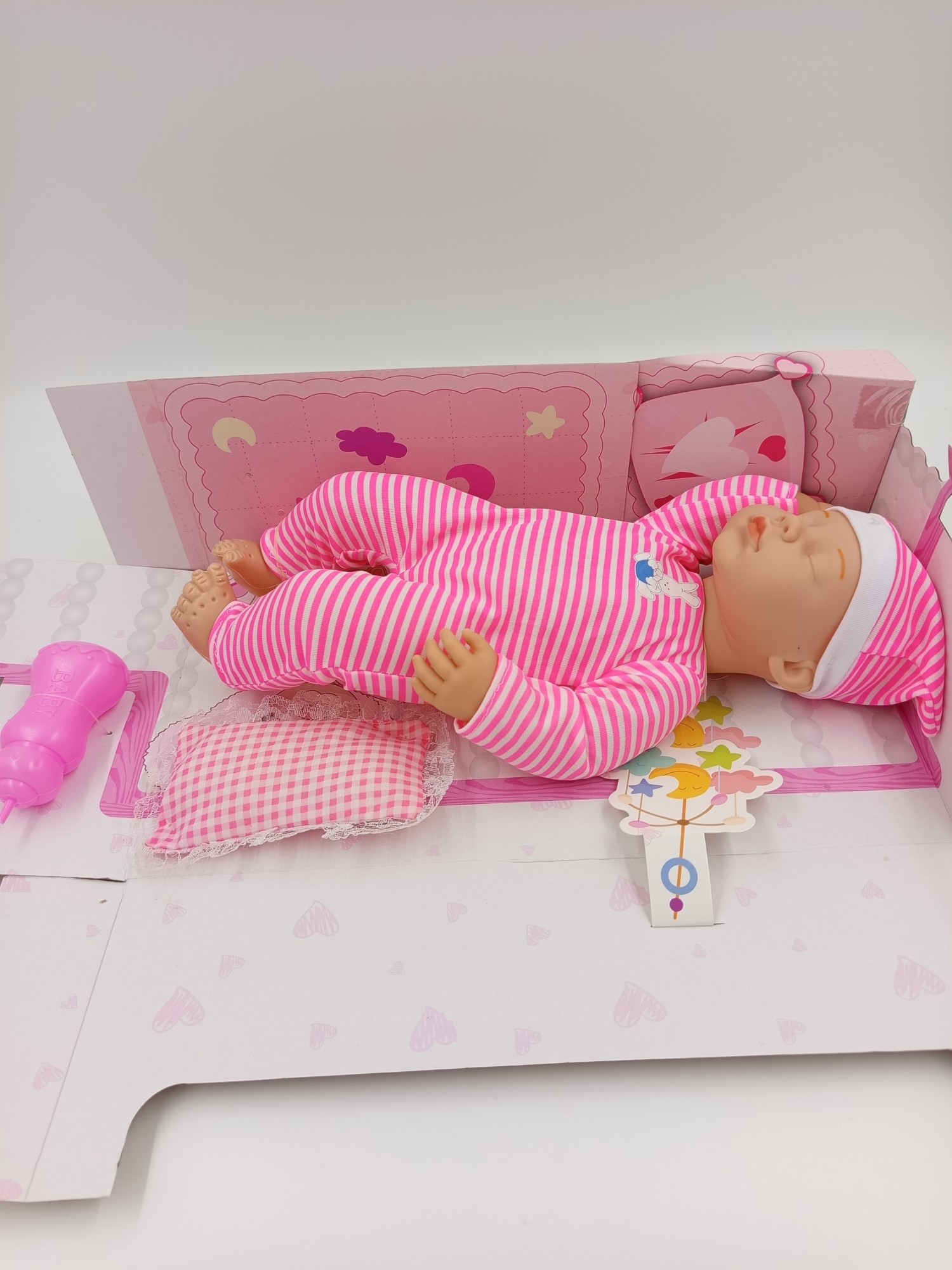 śpiący bobas w różowych śpioszkach z poduszką i butelką lalka newborn